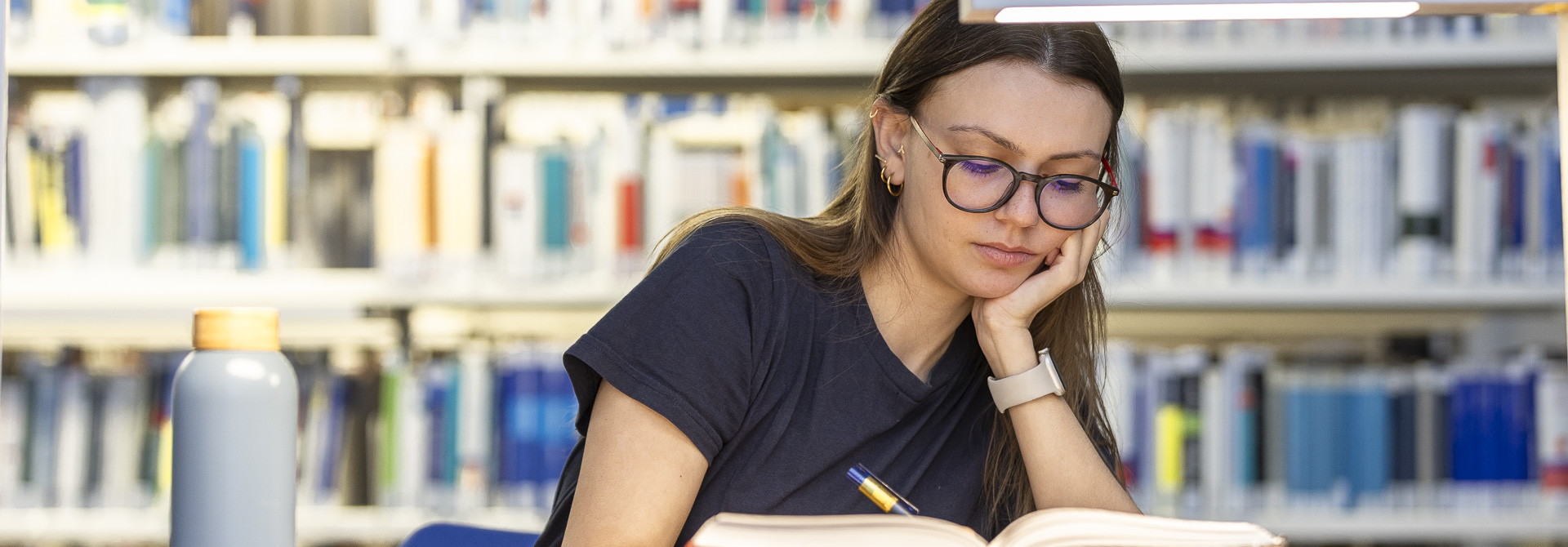 studentin-beim-lernen-3721