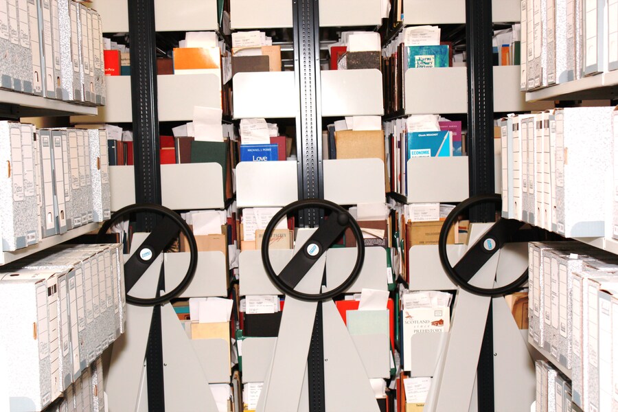 Moderne Rollarchiv-Regalsysteme im Uniarchiv