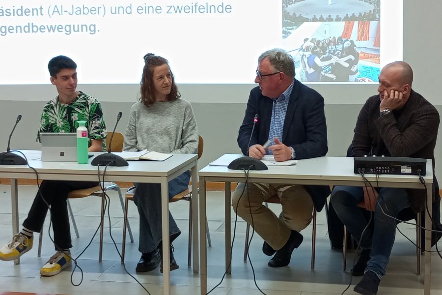 Prof. Dr. Reimund Schwarze im Gespräch mit Studierenden und anderen Podiumsteilnehmenden